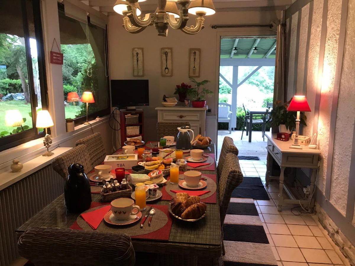 Les Chaumieres Du Pays D'Auge Bed & Breakfast Le Breuil-en-Auge Exterior photo